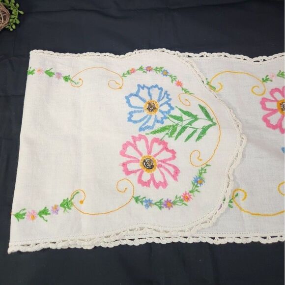 Estate Vintage Hand Embroidered Table Runner Cottagecore Floral Scalloped Edge - Picture 9 of 12